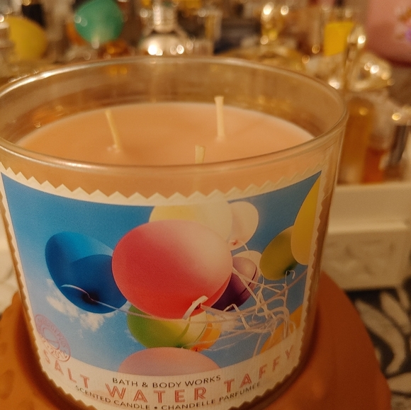 RARE/ HTF SALT WATER TAFFY 3 WICK BATH & BODY WORKS CANDLE - Picture 2 of 3